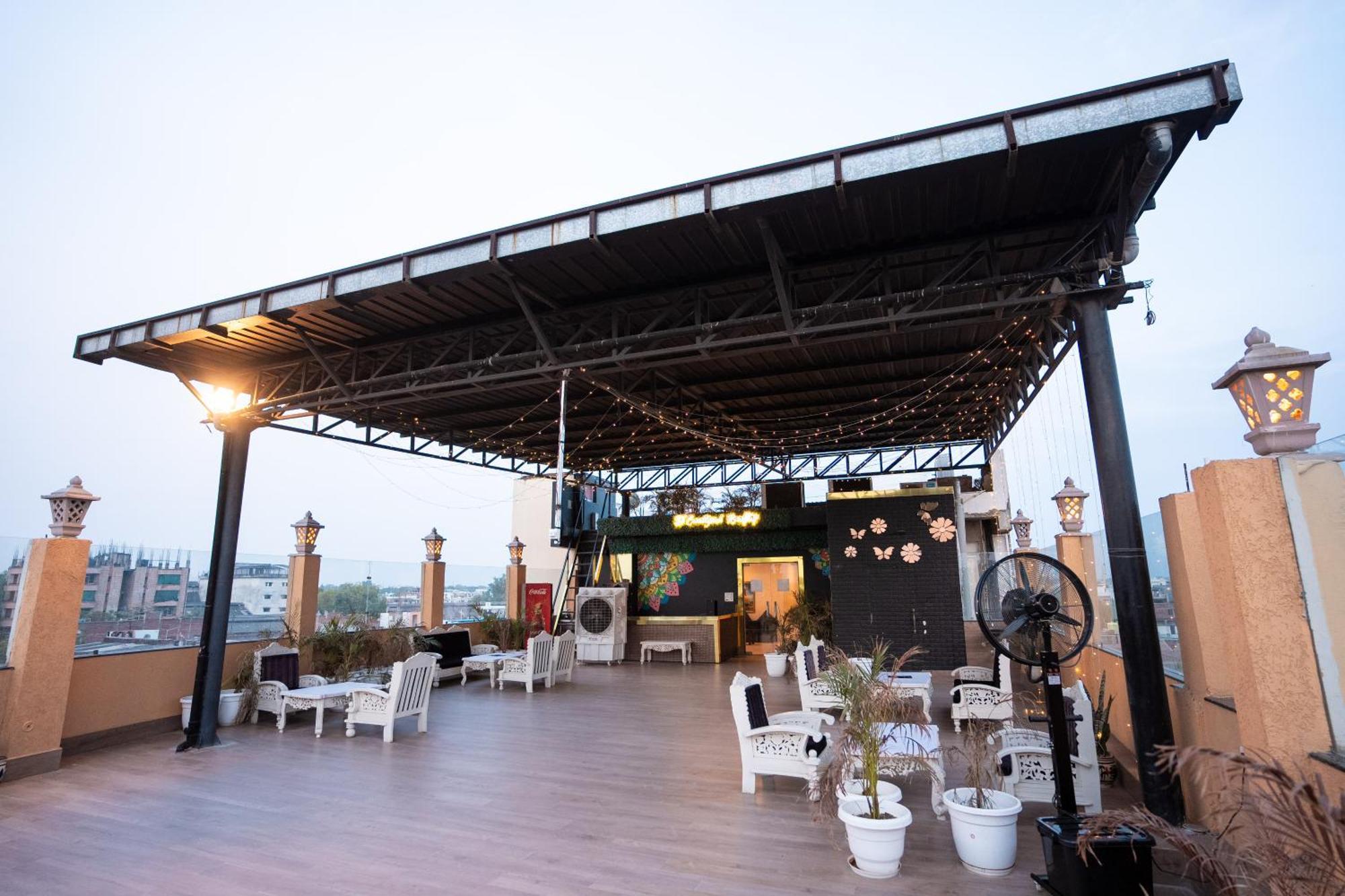 Hotel Radiance Courtyard Varanasi Exterior foto