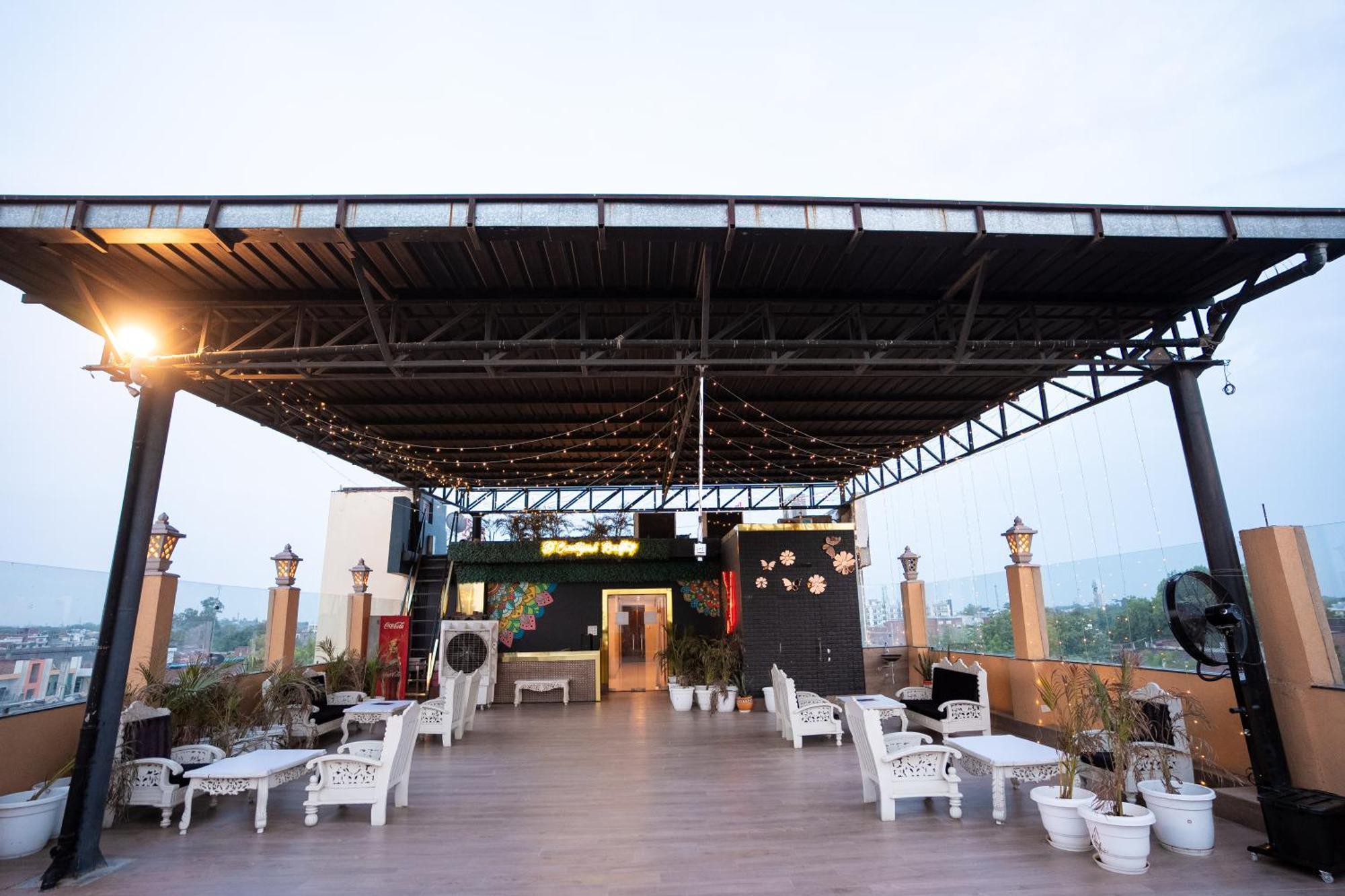 Hotel Radiance Courtyard Varanasi Exterior foto